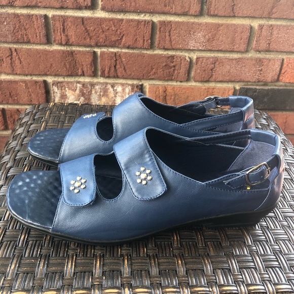 Comfort Well by Beacon Blue Adjustable Sandal 10WW - Picture 2 of 6